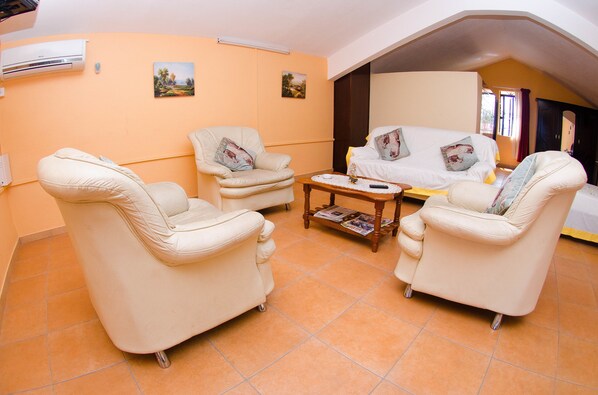 高級頂層客房, 1 間臥室 | 客廳 | 電視