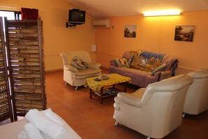 Ático superior, 1 habitación | Ropa de cama de alta calidad, escritorio, tabla de planchar con plancha