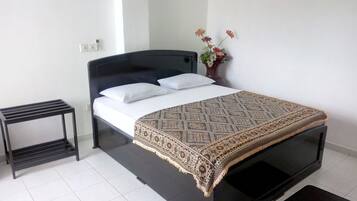 Basic Double Room, 1 Double Bed, Private Bathroom | Desk, iron/ironing board, free WiFi