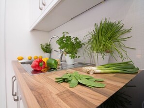 スタジオ 専用バスルーム (Max 2 Persons) | 共用キッチン