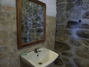 ห้องสแตนดาร์ด | ห้องน้ำ | ฝักบัว, ผ้าเช็ดตัว