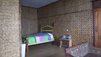 Family Room | Desk, free WiFi