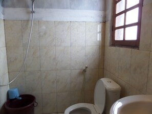Kamar Keluarga | Kamar mandi | Shower dan handuk
