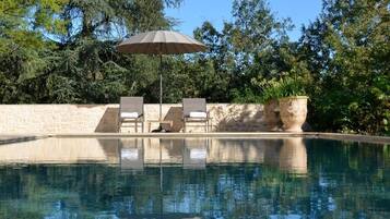 Een seizoensgebonden buitenzwembad