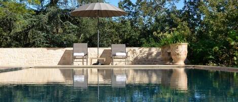 季节性开放的室外游泳池