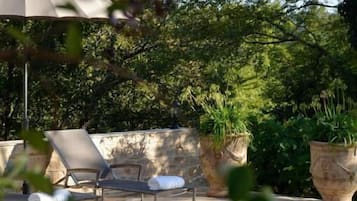 Una piscina al aire libre de temporada