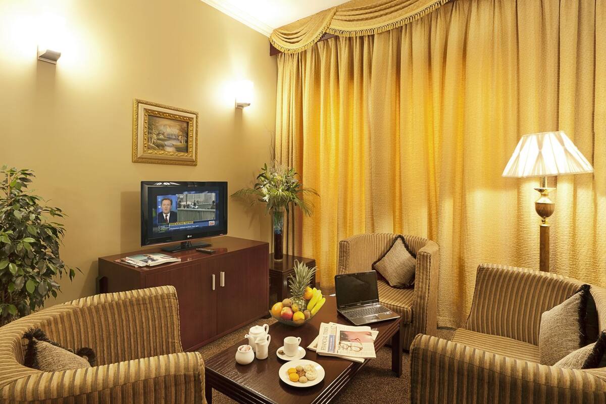 Junior Suite | Living area | 32-inch LCD TV with satellite channels, TV