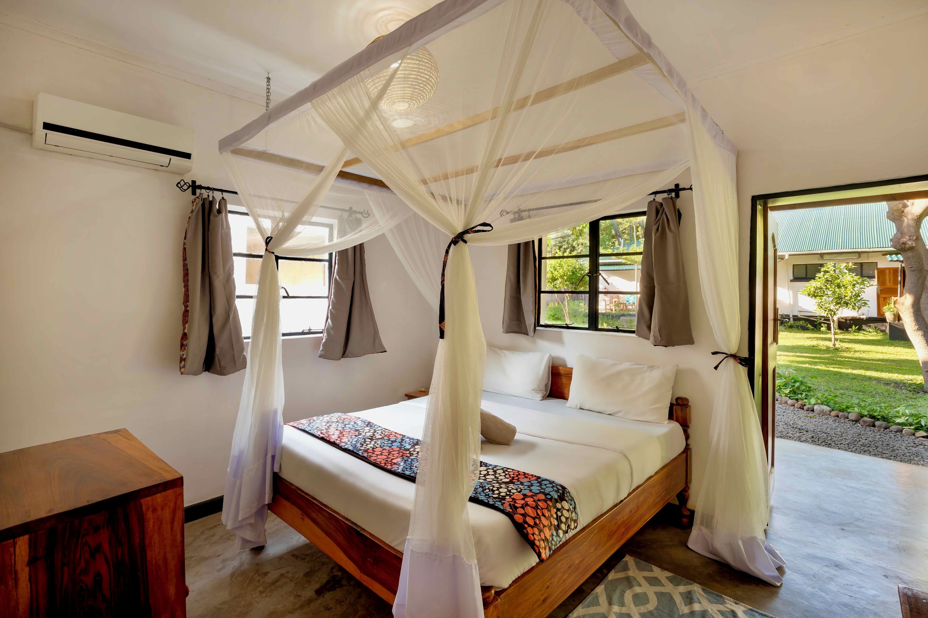 Family Room | Individually decorated, blackout drapes, bed sheets