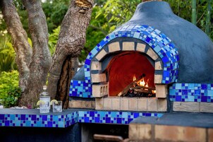 Breakfast, lunch, dinner served; local and international cuisine 