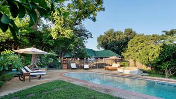 Kolam renang outdoor, dengan payung kolam renang dan kursi berjemur