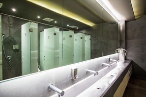 Shower, towels - H-Ostel - Hostel (Kuta)