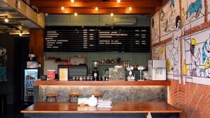 Un restaurante con mostrador de madera, cartel de menú y zona de mesas.