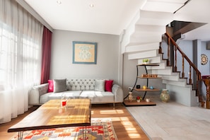 Dúplex de lujo | Área de sala de estar | Televisión de pantalla plana