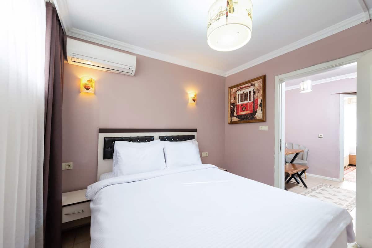 Departamento familiar, 2 habitaciones, balcón (Basement Floor) | 2 habitaciones, escritorio, cortinas blackout y insonorización