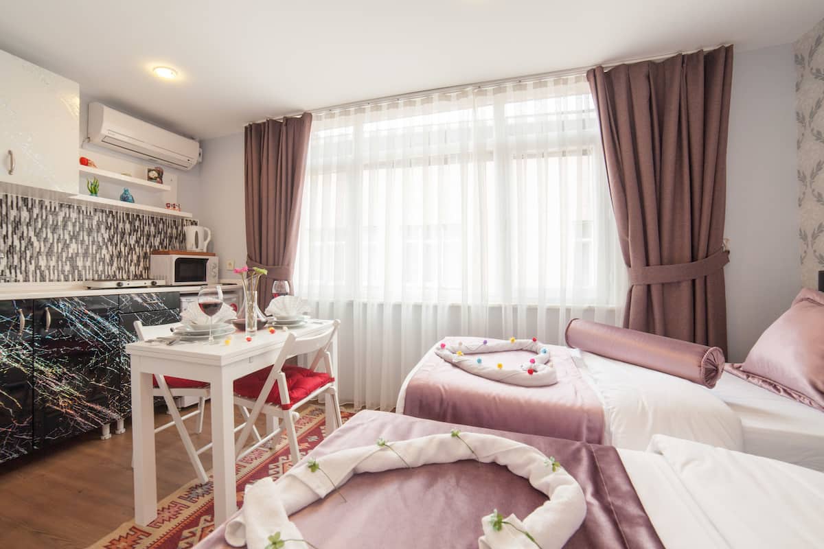 Habitación estándar con 1 cama matrimonial o 2 individuales, vista a la ciudad | 2 habitaciones, escritorio, cortinas blackout y insonorización