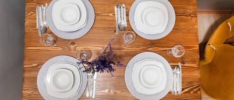 ファミリー アパートメント 2 ベッドルーム ガーデンビュー | リビング エリア | 薄型テレビ