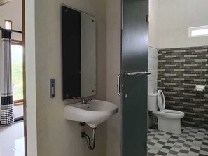 經濟客房 | 浴室 | 淋浴設備、免費盥洗用品、毛巾