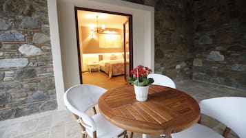 Habitación cuádruple familiar, patio, vista al jardín | Terraza o patio