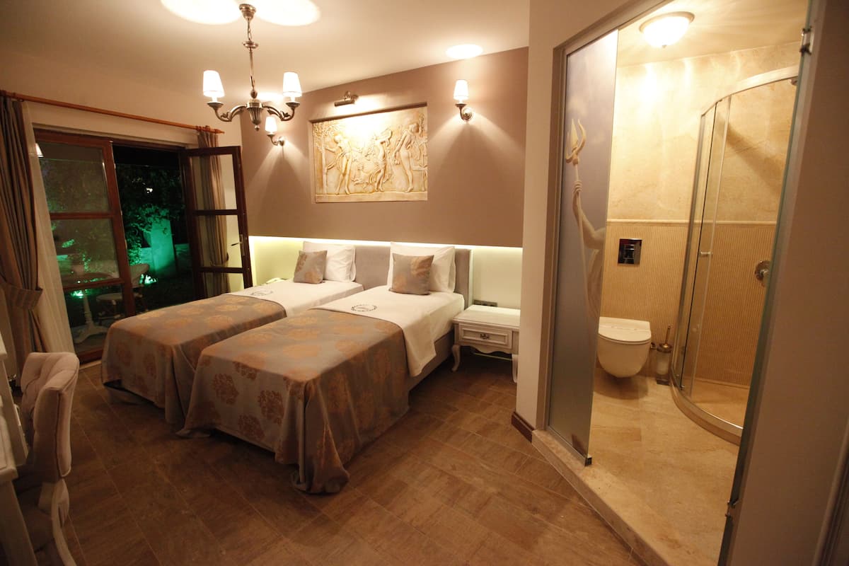 Habitación Deluxe con 1 cama matrimonial o 2 individuales, patio, vista al jardín | 1 habitación, sábanas de algodón egipcio y ropa de cama de alta calidad