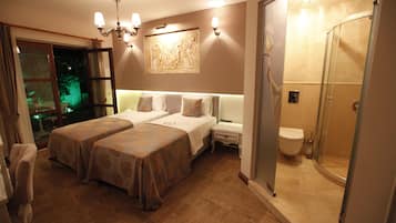 Habitación Deluxe con 1 cama matrimonial o 2 individuales, patio, vista al jardín | 1 habitación, sábanas de algodón egipcio y ropa de cama de alta calidad