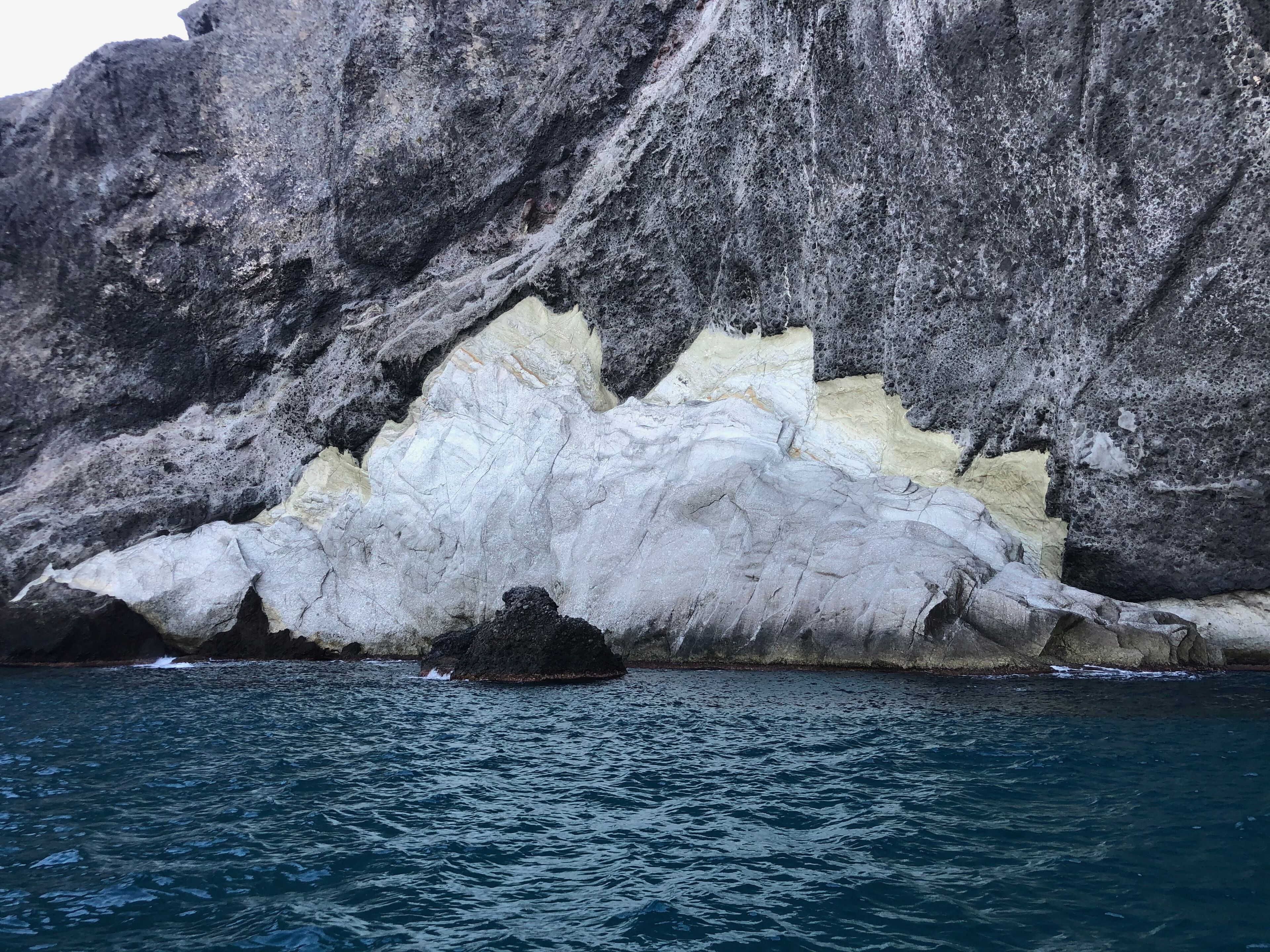 Un litoral rocoso con una gran formación de hielo.