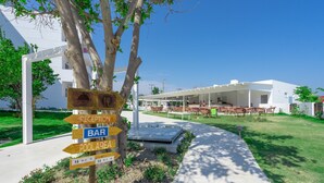 A reception sign with directions to the reception, bar, and pool area. - Stamos Hotel (Rhodes)