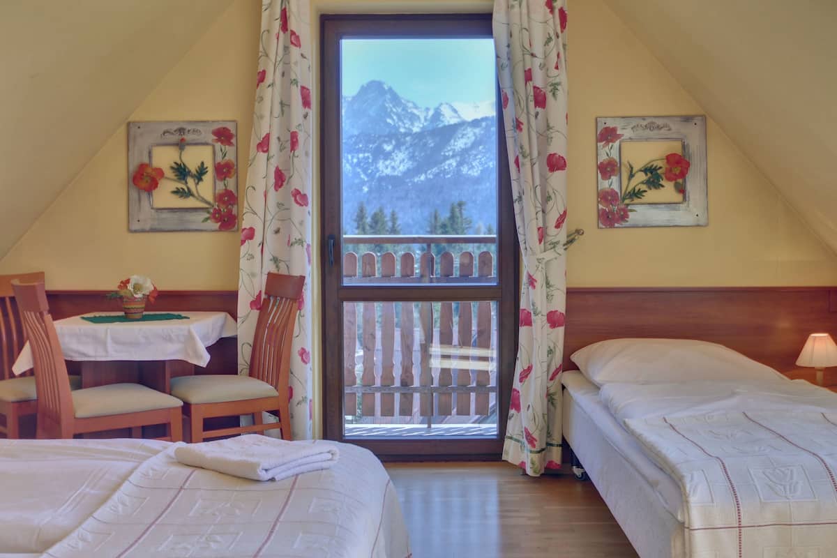 Kamar Triple, pemandangan gunung (201698030) | Tempat tidur bayi, tempat tidur lipat/tambahan, dan seprai linen