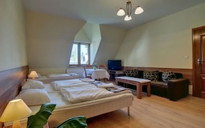 Triple Room (with extra bed - 201698028) | Travel crib, rollaway beds, bed sheets