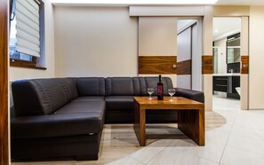 Departamento, planta baja (201692546) | Sala de estar | Televisión de pantalla plana y reproductor de DVD 