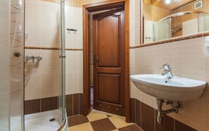 Appartement, 1 chambre | Salle de bain | Sèche-cheveux, serviettes fournies