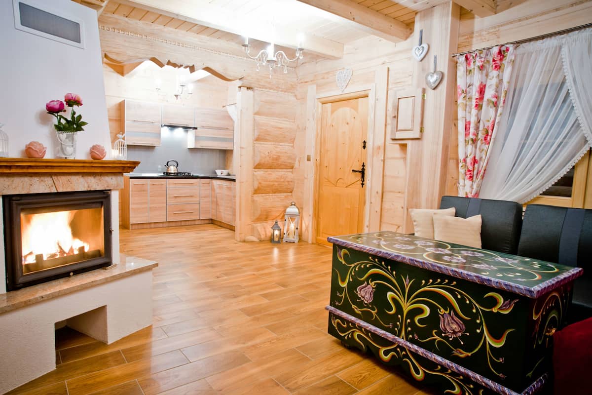 Chalet (Malowany - 201699068) | Sala de estar | Televisión de pantalla plana de 52 pulgadas con canales por cable
