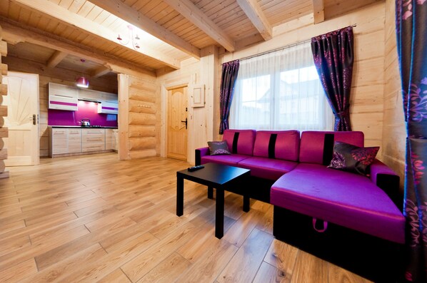 Chalet (Nowoczesny - 201699095) | Sala de estar | Televisión de pantalla plana de 52 pulgadas con canales por cable 