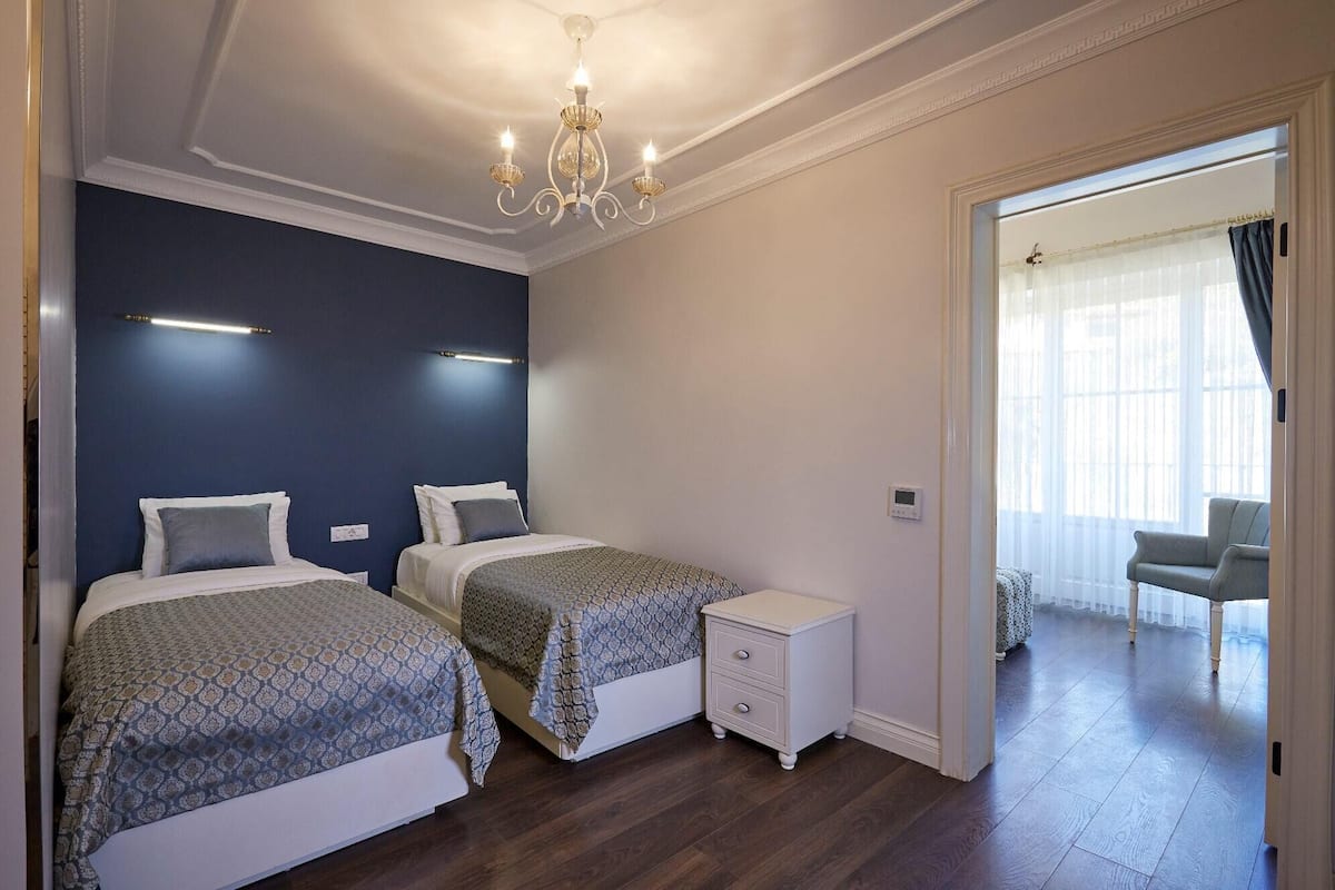 Family Room | Minibar, in-room safe, desk, soundproofing