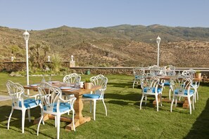 تناول الطعام بالخارج