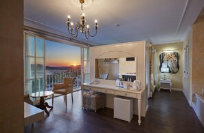 Suite – deluxe, massasjebadekar | Minibar, safe på rommet, skrivebord og lydisolert