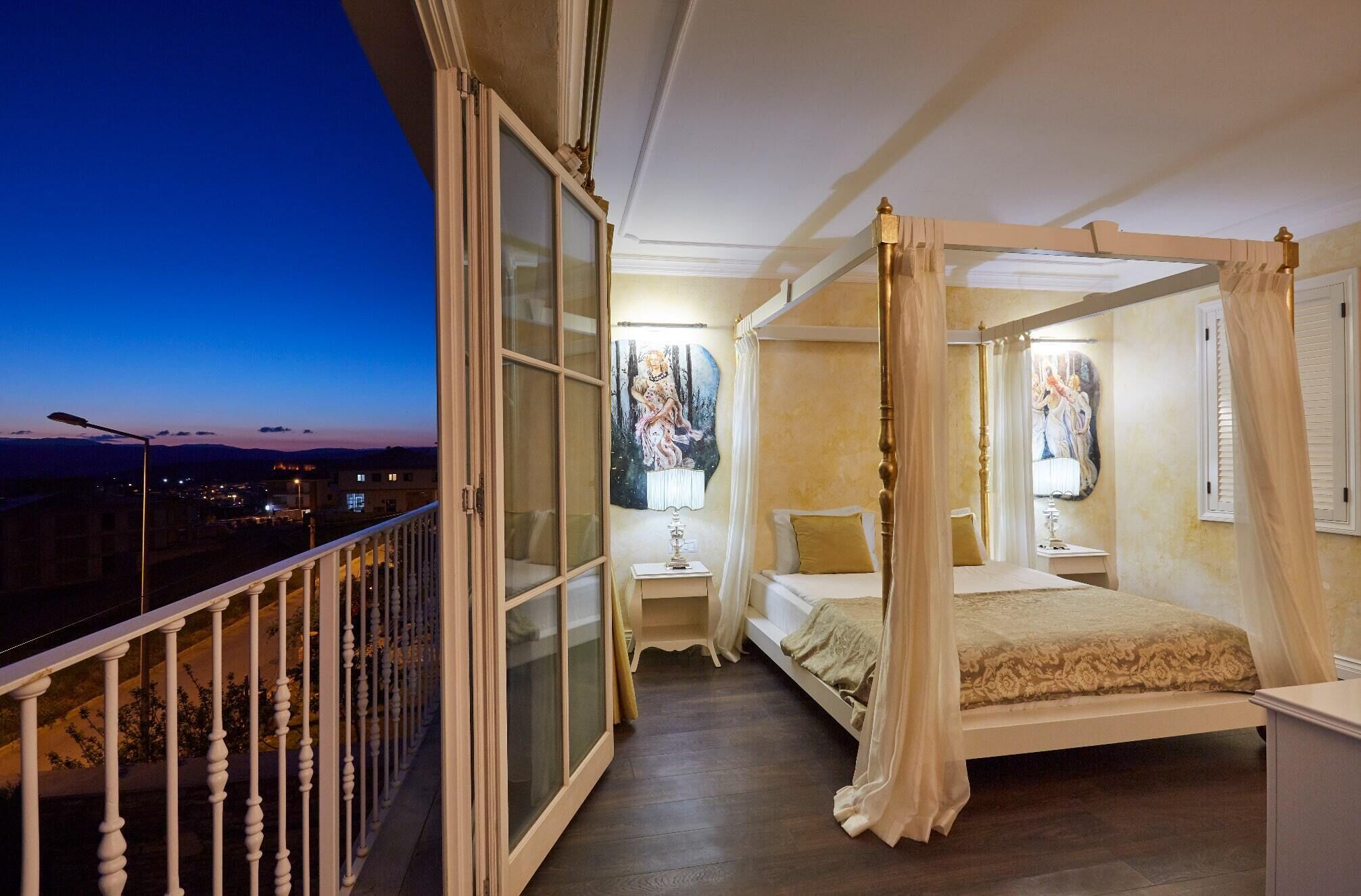 deluxe suite, jetted tub | minibar, in-room safe, desk, soundproofing