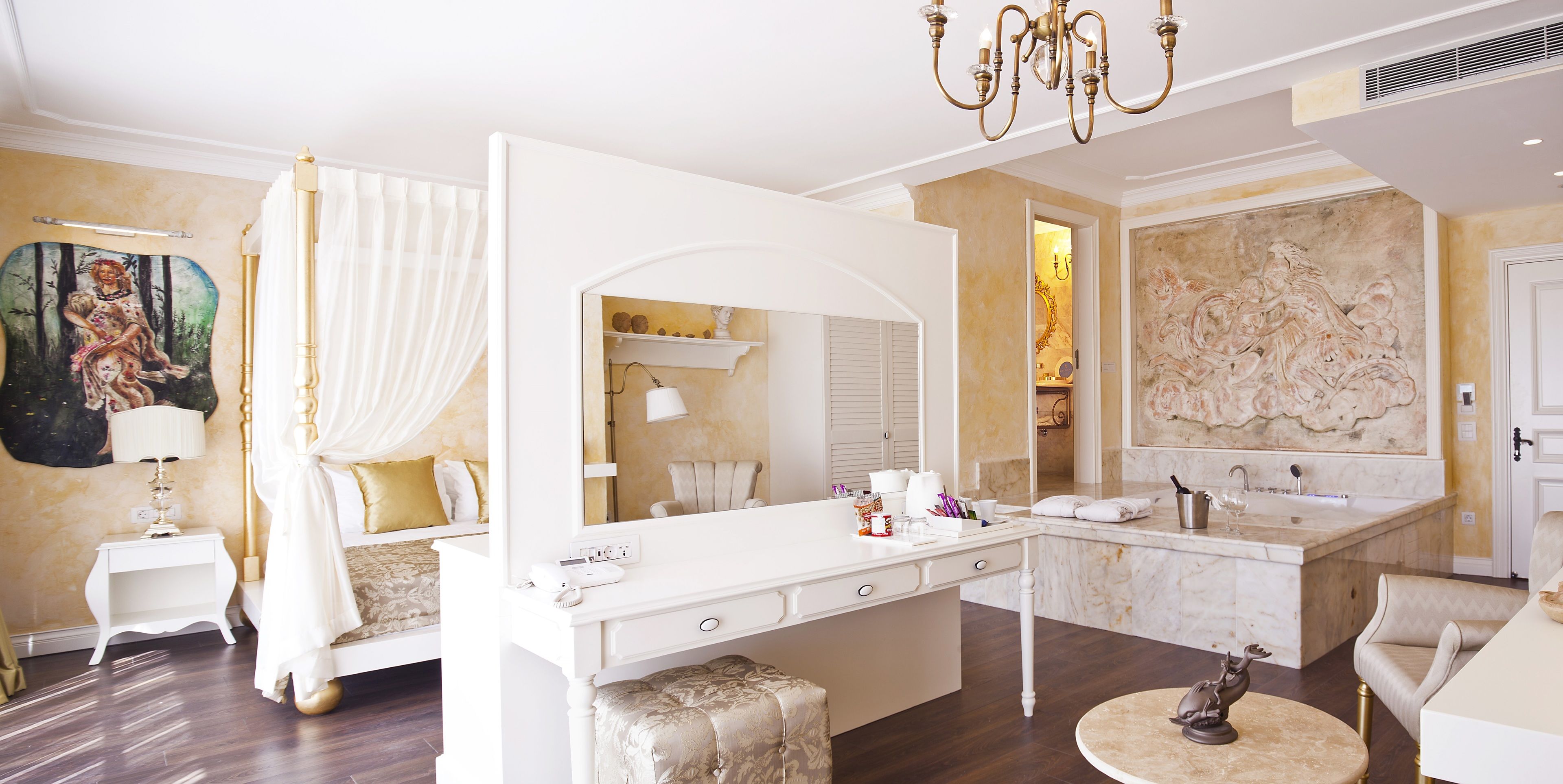 deluxe suite, jetted tub | minibar, in-room safe, desk, soundproofing