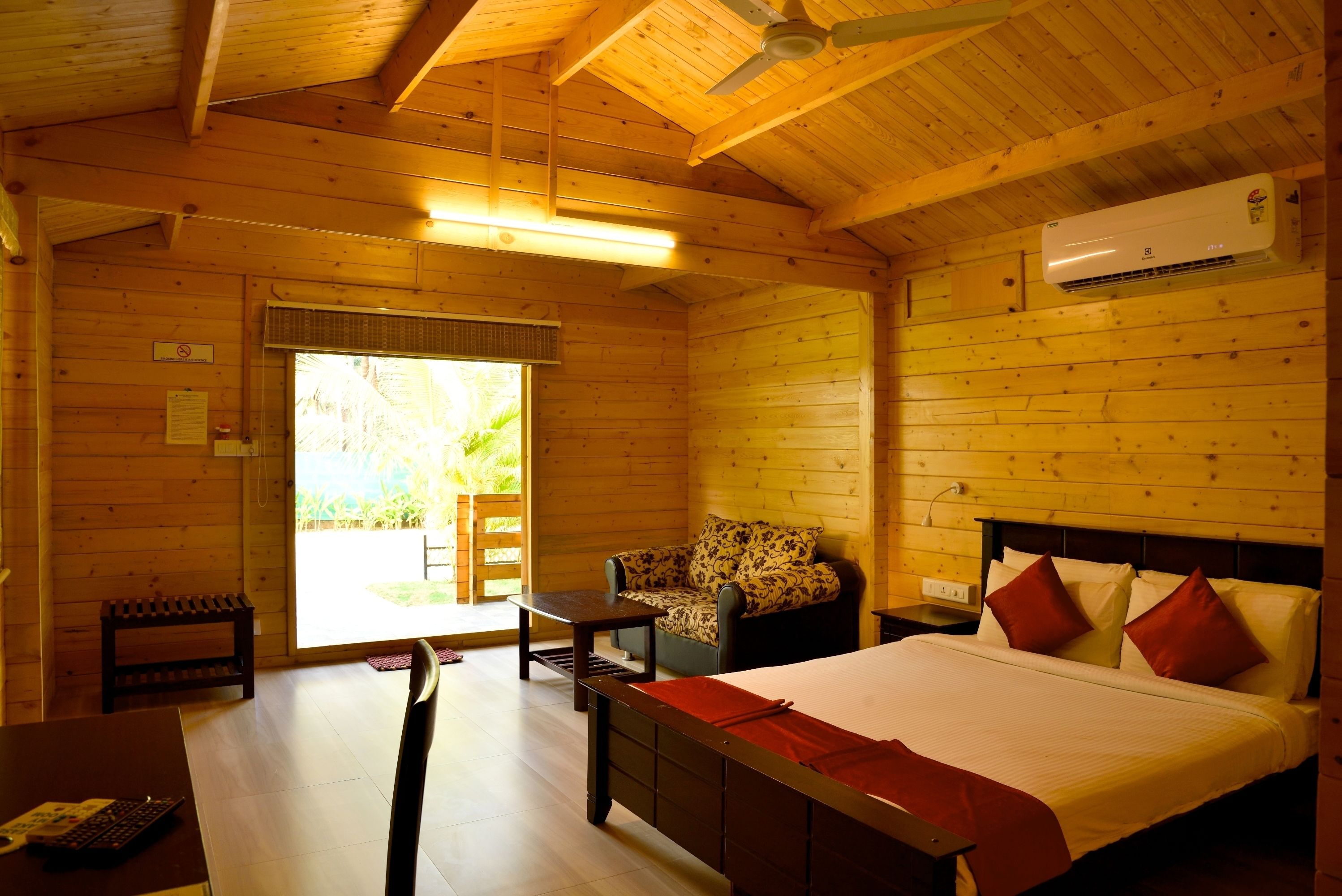 cottage, 1 queen bed, balcony | living room | flat-screen tv