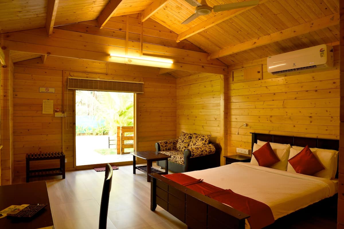 cottage, 1 queen bed, balcony | living room | flat-screen tv