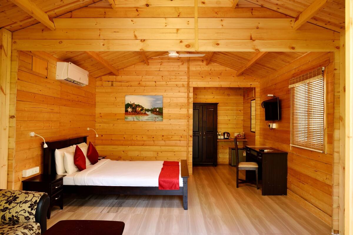 cottage, 1 queen bed, balcony | premium bedding, minibar, in-room safe, desk