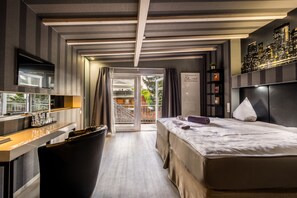 Decoración personalizada, escritorio y espacio para trabajar con laptop 