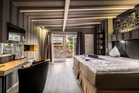 Decoración personalizada, escritorio y espacio para trabajar con laptop . SL'otel - Das StadtHotel