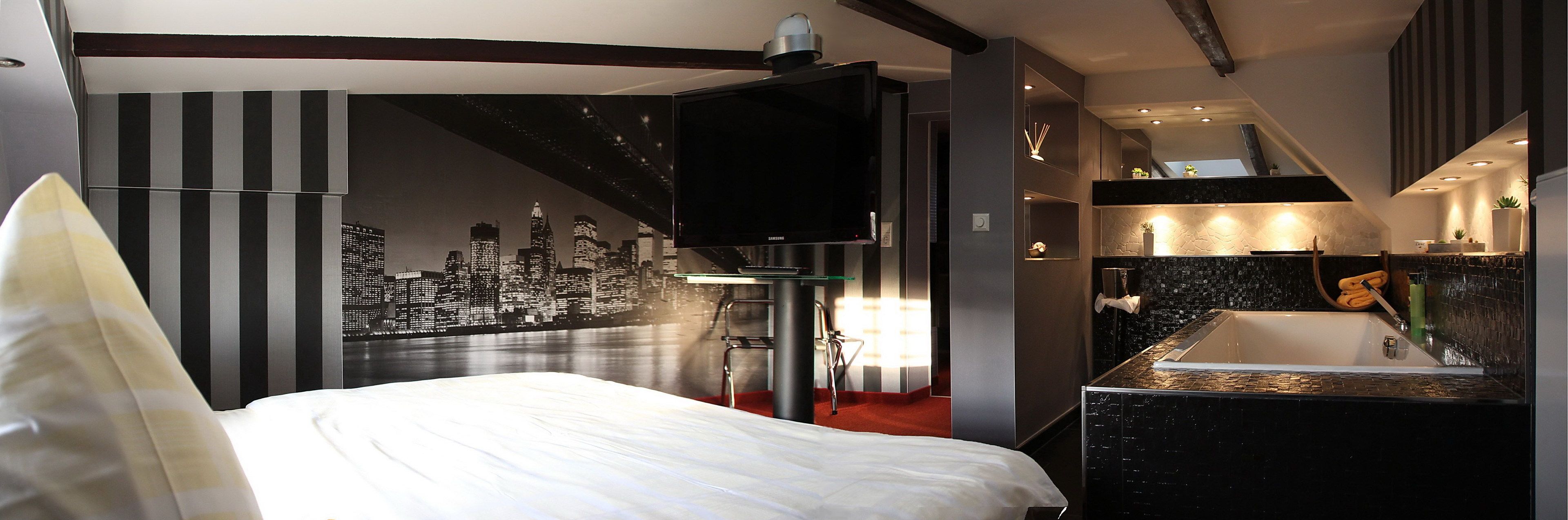 junior studio | 1 bedroom, individually decorated, desk, laptop workspace