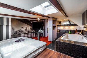 Suíte família, banheira | Individualmente decorados, escrivaninha