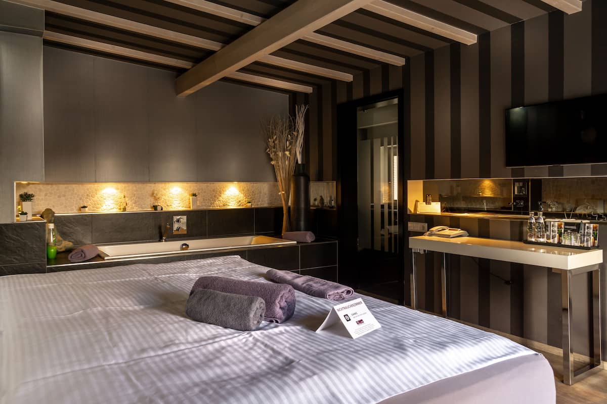 junior studio | 1 bedroom, individually decorated, desk, laptop workspace