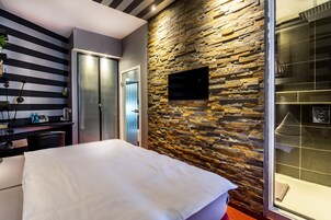 Quarto casal conforto | Escrivaninha, espaço de trabalho para notebook, Wi-Fi de cortesia