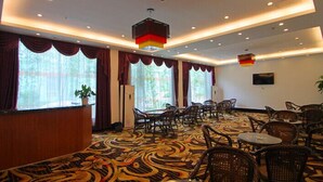 Breakfast, lunch and dinner served - Shanghai Shuiting Holiday Resort (Shanghai)