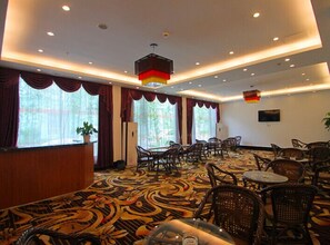 Se sirven desayunos, almuerzos, cenas y cocina china 