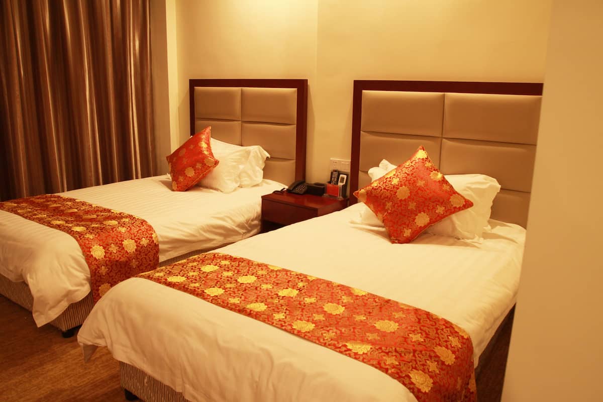 Deluxe Twin Room | In-room safe, desk, blackout drapes, soundproofing