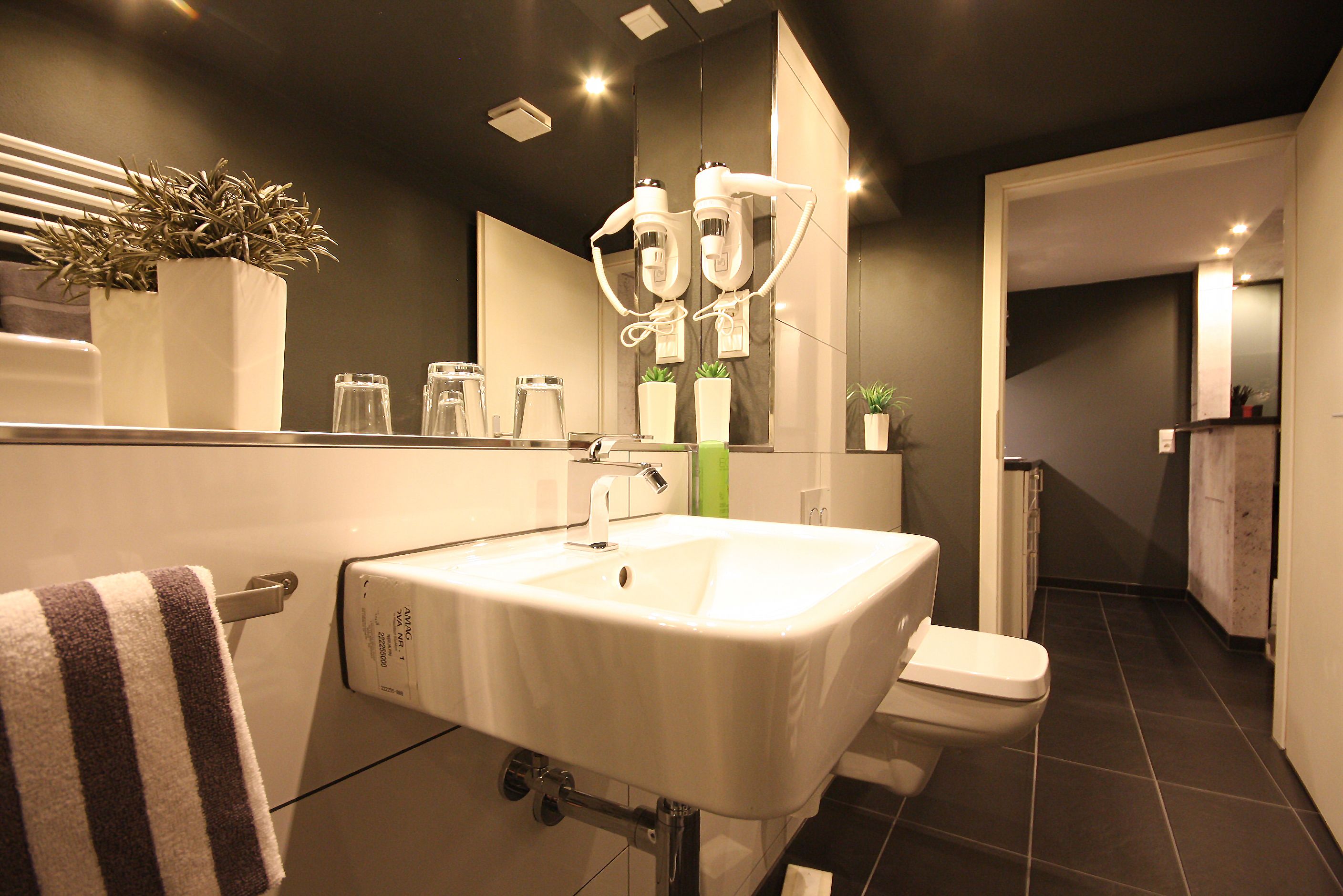 studio | bathroom | shower, hair dryer, towels